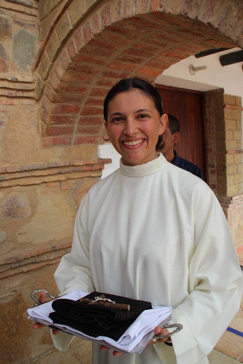 ¿Qué habría yo de imaginar, que para la solemnidad de la Asunción de la Santísima  Virgen María, estaría yo revestida y entregándome  a ÉL, con tal confianza y certeza, como ha ocurrido?...Hace exactamente un año me encontraba todavía en Europa, recorriéndola  al vaivén que caracterizaba mi vida; entre lo ecuestre y la oración antes de darle al Señor el Sí,